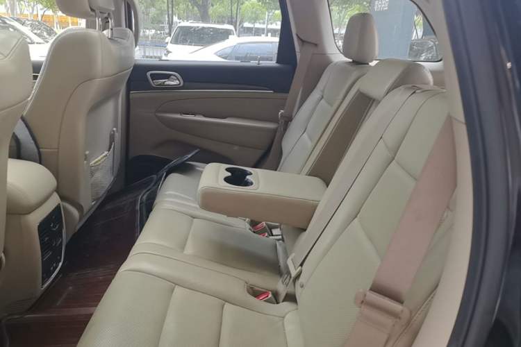 Used Jeep Grand Cherokee 2017 3.6L Elite Navigation Edition Left Rear Seat
