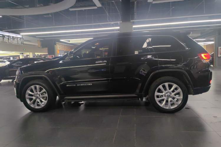 Used Jeep Grand Cherokee 2017 3.0L Comfort Navigation Edition Left Side