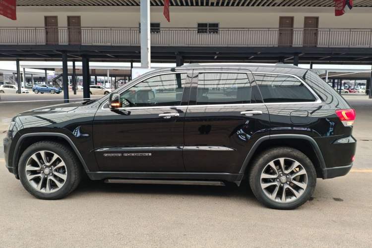 Used Jeep Grand Cherokee 2017 3.0L Comfort Navigation Edition Left Side
