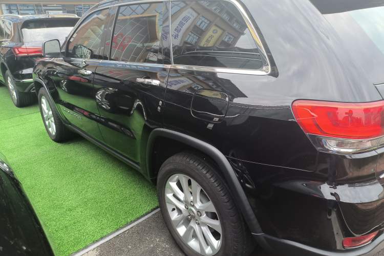 Used Jeep Grand Cherokee 2017 3.0L Comfort Navigation Edition Left Side