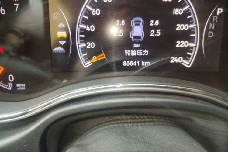 Used Jeep Grand Cherokee 2017 3.6L Luxury Navigation Edition Odometer Close Up