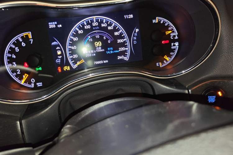Used Jeep Grand Cherokee 2017 3.0L Elite Navigation Edition Odometer Close Up