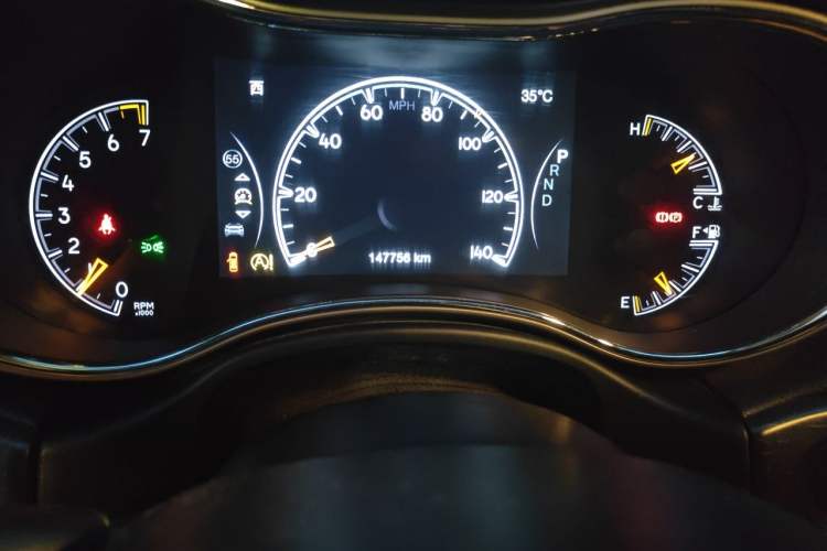 Used Jeep Grand Cherokee 2017 3.0L Comfort Navigation Edition Odometer Close Up
