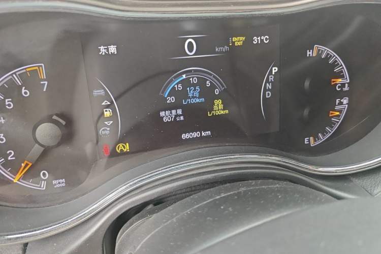 Used Jeep Grand Cherokee 2017 3.0L Elite Navigation Edition Odometer Close Up