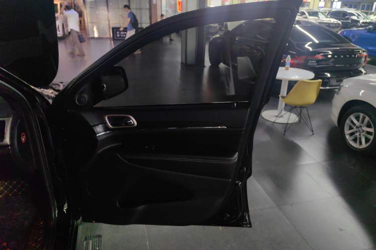 Used Jeep Grand Cherokee 2017 3.0L Comfort Navigation Edition Right Front Door Interior