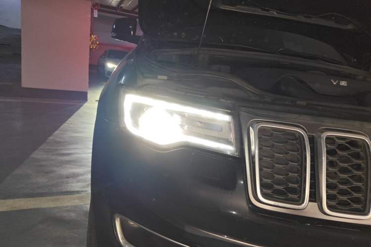 Used Jeep Grand Cherokee 2017 3.0L Elite Navigation Edition Right Front Headlight