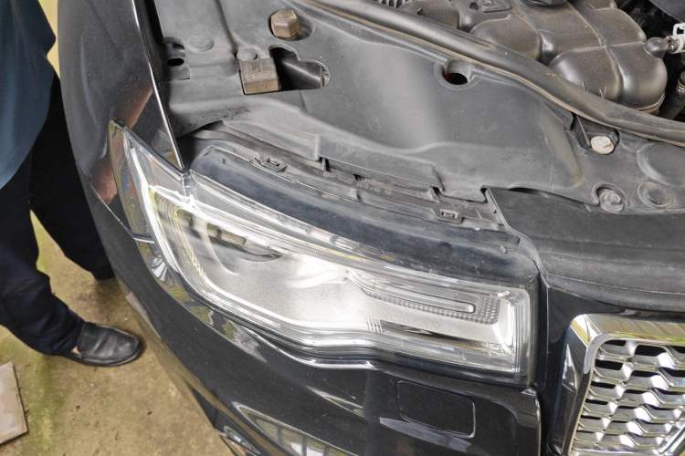 Used Jeep Grand Cherokee 2017 3.6L Luxury Navigation Edition Right Front Headlight