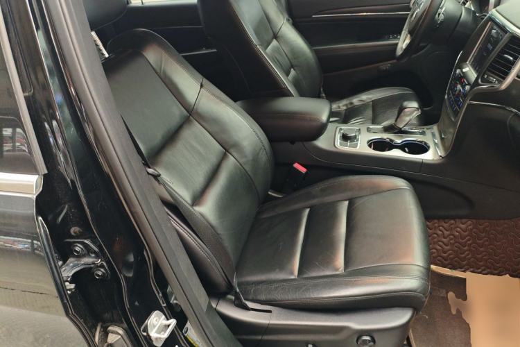 Used Jeep Grand Cherokee 2017 3.0L Comfort Navigation Edition Right Front Seat