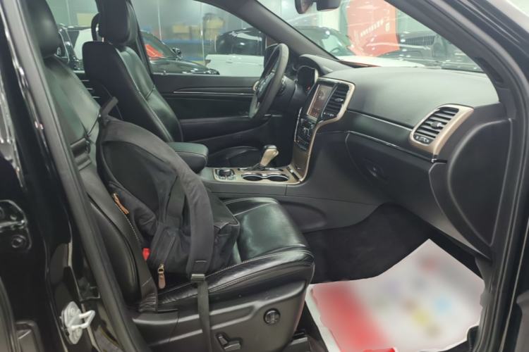 Used Jeep Grand Cherokee 2017 3.0L Elite Navigation Edition Right Front Seat