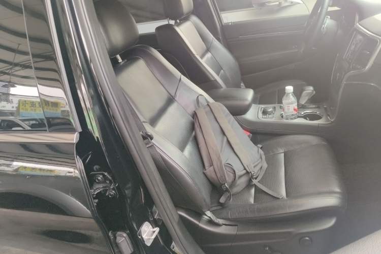 Used Jeep Grand Cherokee 2017 3.0L Elite Navigation Edition Right Front Seat