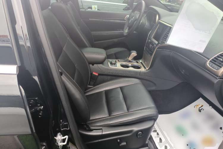 Used Jeep Grand Cherokee 2017 3.0L Comfort Navigation Edition Right Front Seat