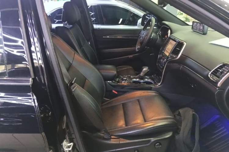 Used Jeep Grand Cherokee 2017 3.0L Elite Navigation Edition Right Front Seat