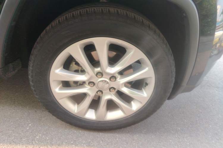Used Jeep Grand Cherokee 2017 3.6L Luxury Navigation Edition Right Front Wheel Hub
