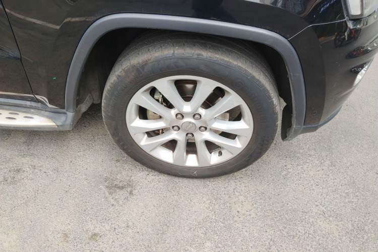 Used Jeep Grand Cherokee 2017 3.0L Comfort Navigation Edition Right Front Wheel Hub