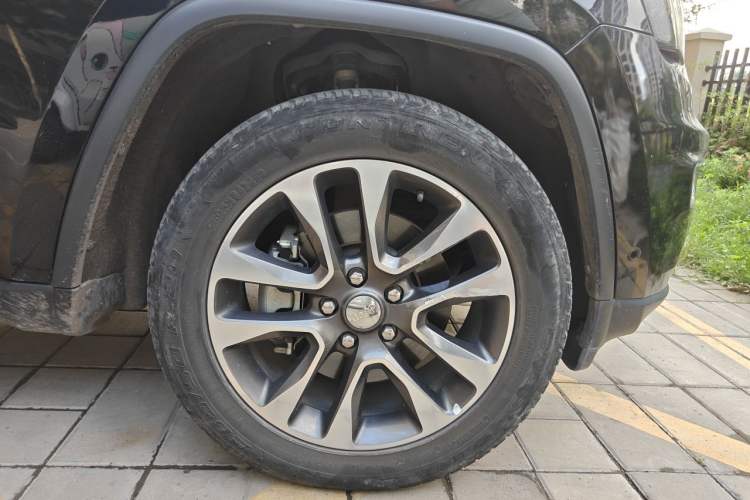 Used Jeep Grand Cherokee 2017 3.0L Comfort Navigation Edition Right Front Wheel Hub