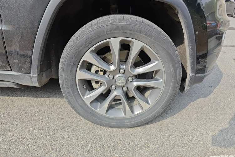 Used Jeep Grand Cherokee 2017 3.0L Comfort Navigation Edition Right Front Wheel Hub