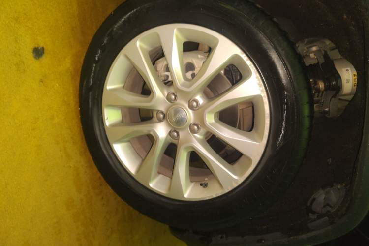 Used Jeep Grand Cherokee 2017 3.6L Elite Navigation Edition Right Front Wheel Hub