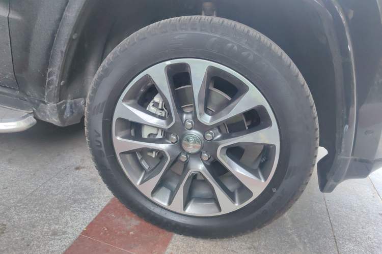 Used Jeep Grand Cherokee 2017 3.6L Luxury Navigation Edition Right Front Wheel Hub
