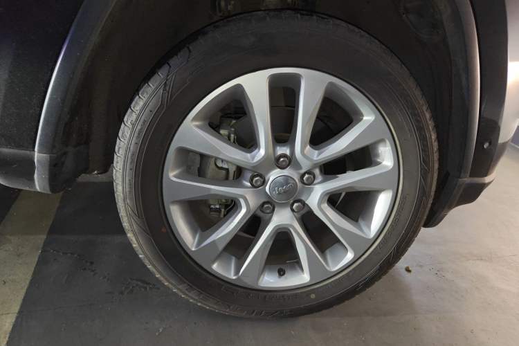 Used Jeep Grand Cherokee 2017 3.0L Elite Navigation Edition Right Front Wheel Hub