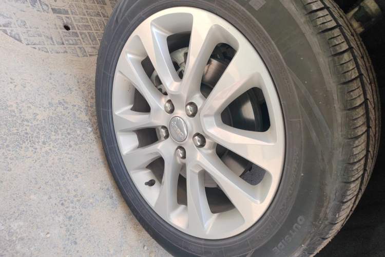 Used Jeep Grand Cherokee 2017 3.6L Elite Navigation Edition Right Front Wheel Hub