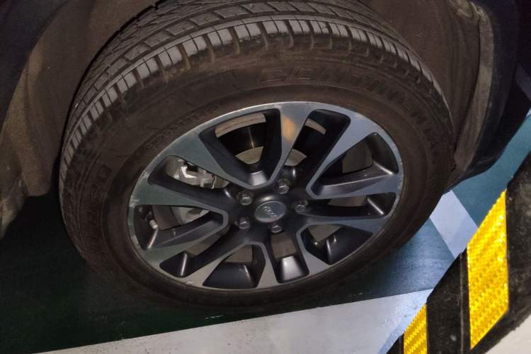 Used Jeep Grand Cherokee 2017 3.0L Comfort Navigation Edition Right Front Wheel Hub