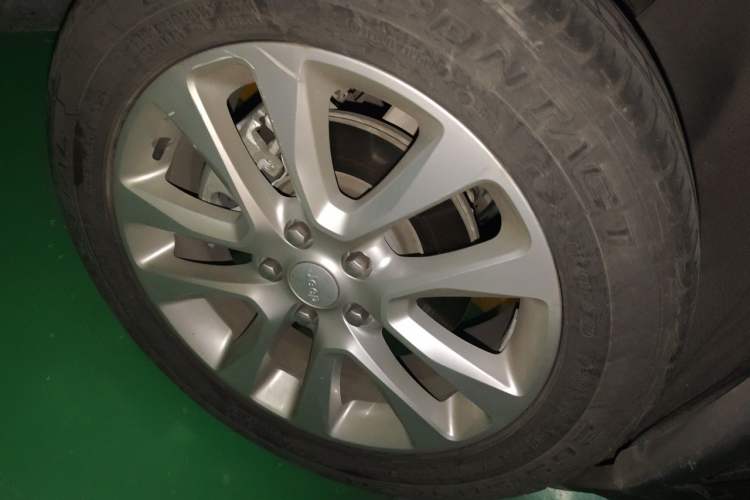 Used Jeep Grand Cherokee 2017 3.6L Elite Navigation Edition Right Front Wheel Hub