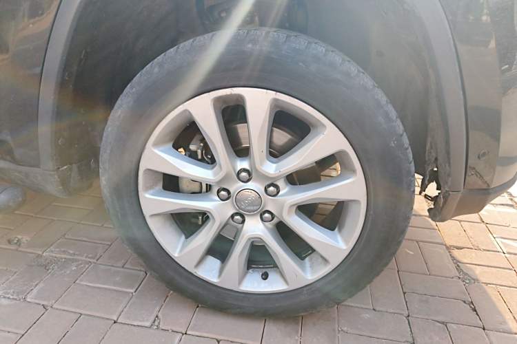 Used Jeep Grand Cherokee 2017 3.6L Elite Navigation Edition Right Front Wheel Hub