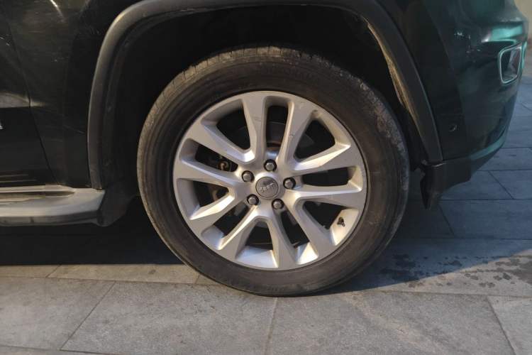 Used Jeep Grand Cherokee 2017 3.0L Comfort Navigation Edition Right Front Wheel Hub