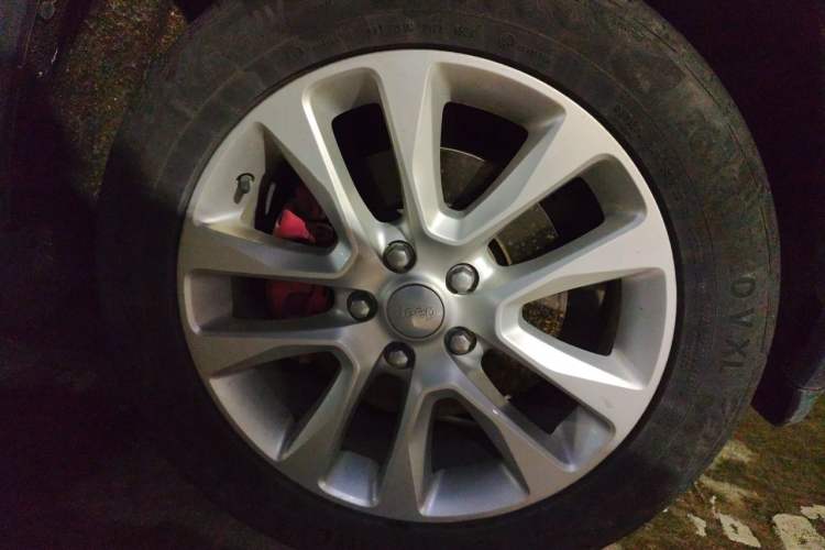 Used Jeep Grand Cherokee 2017 3.6L Elite Navigation Edition Right Front Wheel Hub
