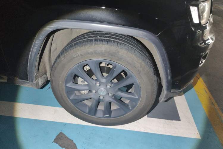 Used Jeep Grand Cherokee  Right Front Wheel Hub