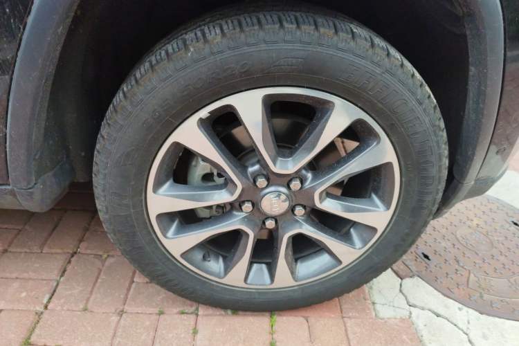 Used Jeep Grand Cherokee 2017 3.0L Comfort Navigation Edition Right Front Wheel Hub
