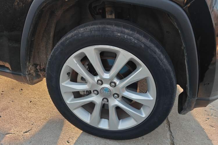 Used Jeep Grand Cherokee 2017 3.0L Comfort Navigation Edition Right Front Wheel Hub
