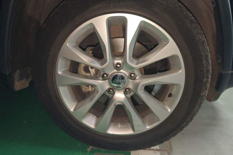 Used Jeep Grand Cherokee 2017 3.0L Comfort Navigation Edition Right Front Wheel Hub