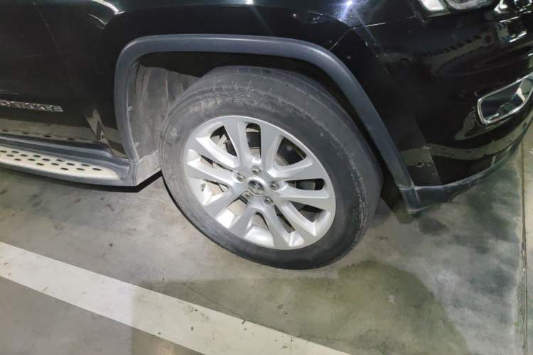 Used Jeep Grand Cherokee 2017 3.6L Elite Navigation Edition Right Front Wheel Hub