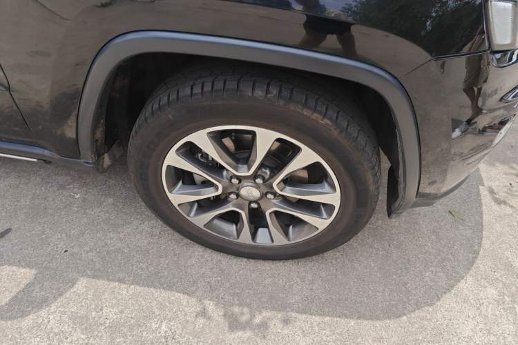 Used Jeep Grand Cherokee 2017 3.0L Comfort Navigation Edition Right Front Wheel Hub