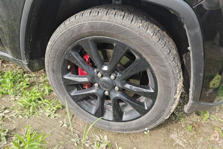 Used Jeep Grand Cherokee 2017 3.0L Elite Navigation Edition Right Front Wheel Hub