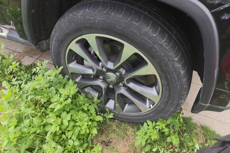 Used Jeep Grand Cherokee 2017 3.0L Comfort Navigation Edition Right Front Wheel Hub