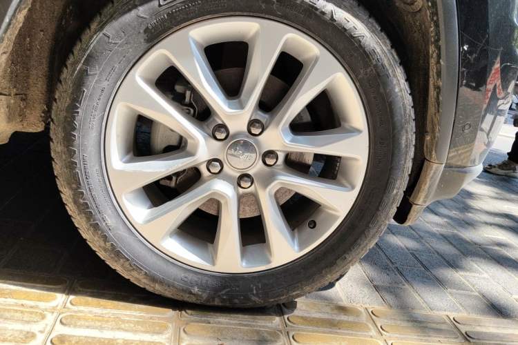 Used Jeep Grand Cherokee 2017 3.0L Comfort Navigation Edition Right Front Wheel Hub