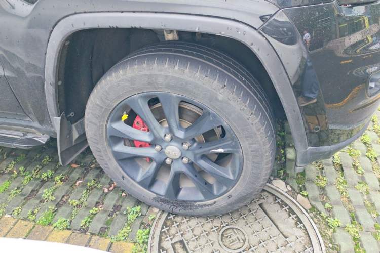 Used Jeep Grand Cherokee 2017 3.0L Elite Navigation Edition Right Front Wheel Hub