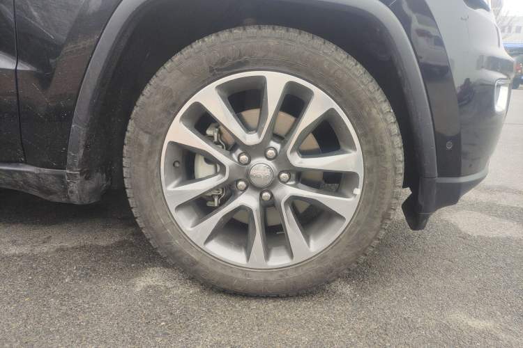 Used Jeep Grand Cherokee 2017 3.6L Elite Navigation Edition Right Front Wheel Hub