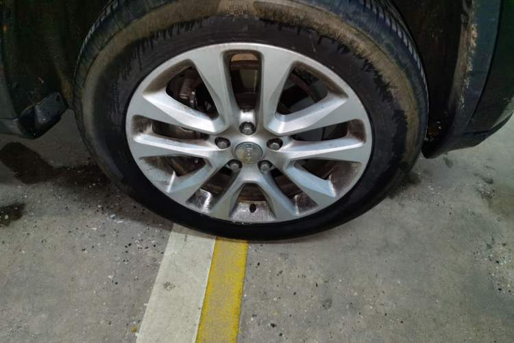 Used Jeep Grand Cherokee 2017 3.6L Luxury Navigation Edition Right Front Wheel Hub
