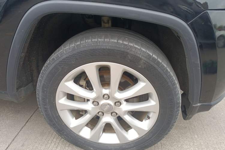 Used Jeep Grand Cherokee 2017 3.0L Comfort Navigation Edition Right Front Wheel Hub