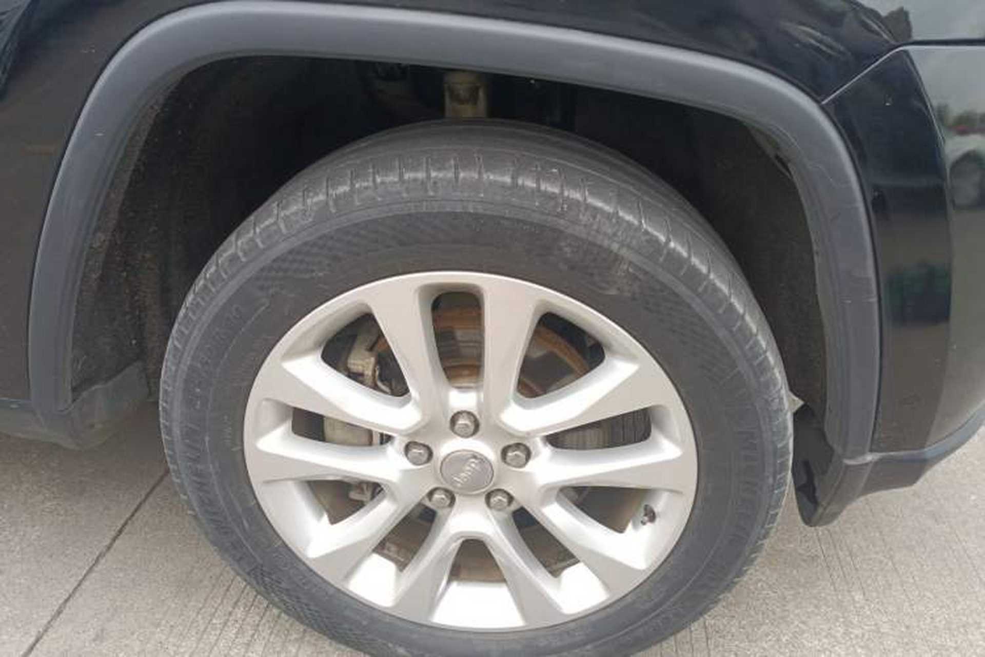 Used Jeep Grand Cherokee 2017 3.0L Comfort Navigation Edition Right Front Wheel Hub