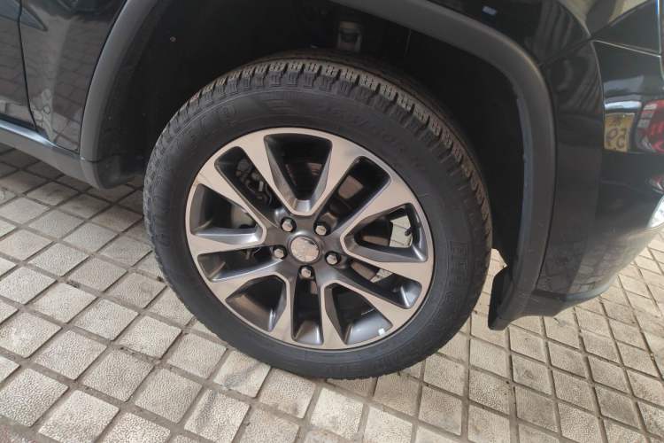 Used Jeep Grand Cherokee 2017 3.6L Elite Navigation Edition Right Front Wheel Hub