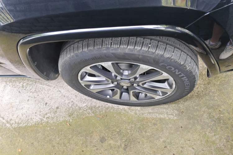 Used Jeep Grand Cherokee 2017 3.6L Luxury Navigation Edition Right Front Wheel Hub