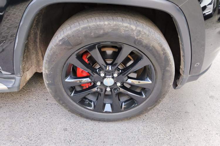 Used Jeep Grand Cherokee 2017 3.0L Comfort Navigation Edition Right Front Wheel Hub