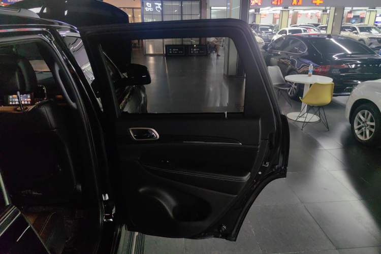 Used Jeep Grand Cherokee 2017 3.0L Comfort Navigation Edition Right Rear Door Interior