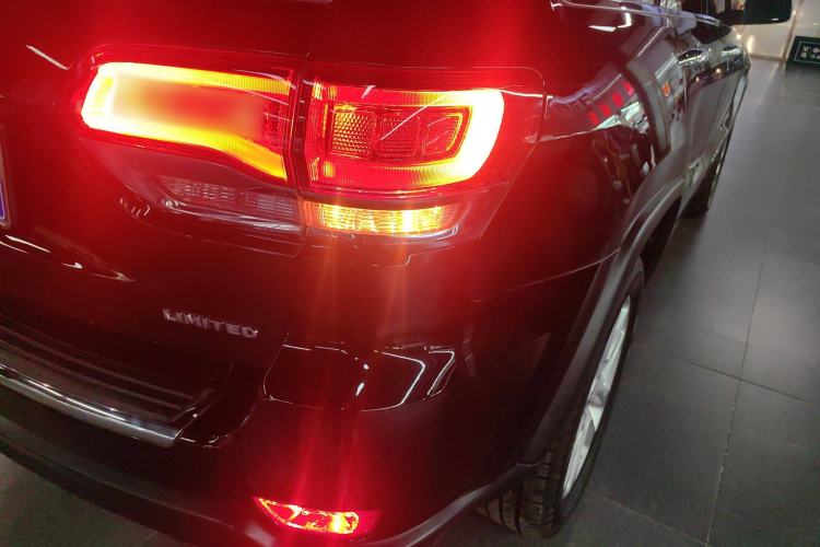 Used Jeep Grand Cherokee 2017 3.0L Comfort Navigation Edition Right Rear Taillight