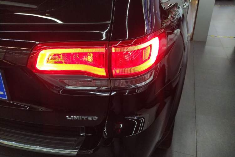 Used Jeep Grand Cherokee 2017 3.0L Comfort Navigation Edition Right Rear Taillight