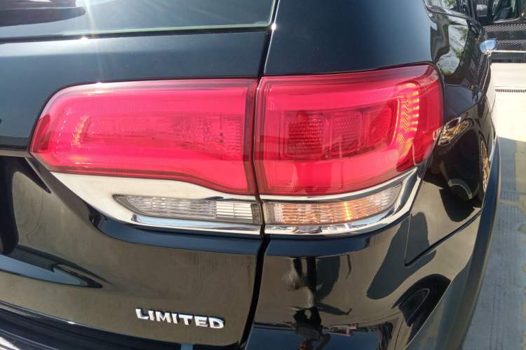 Used Jeep Grand Cherokee 2017 3.0L Comfort Navigation Edition Right Rear Taillight